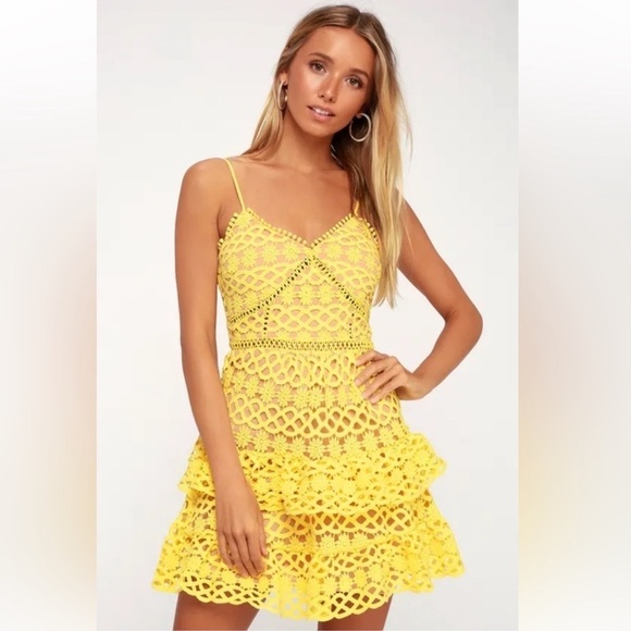 NWT Lulu’s Crochet Tiered Butter Yellow Garden Fairy Mini Dress size Large - Picture 2 of 16